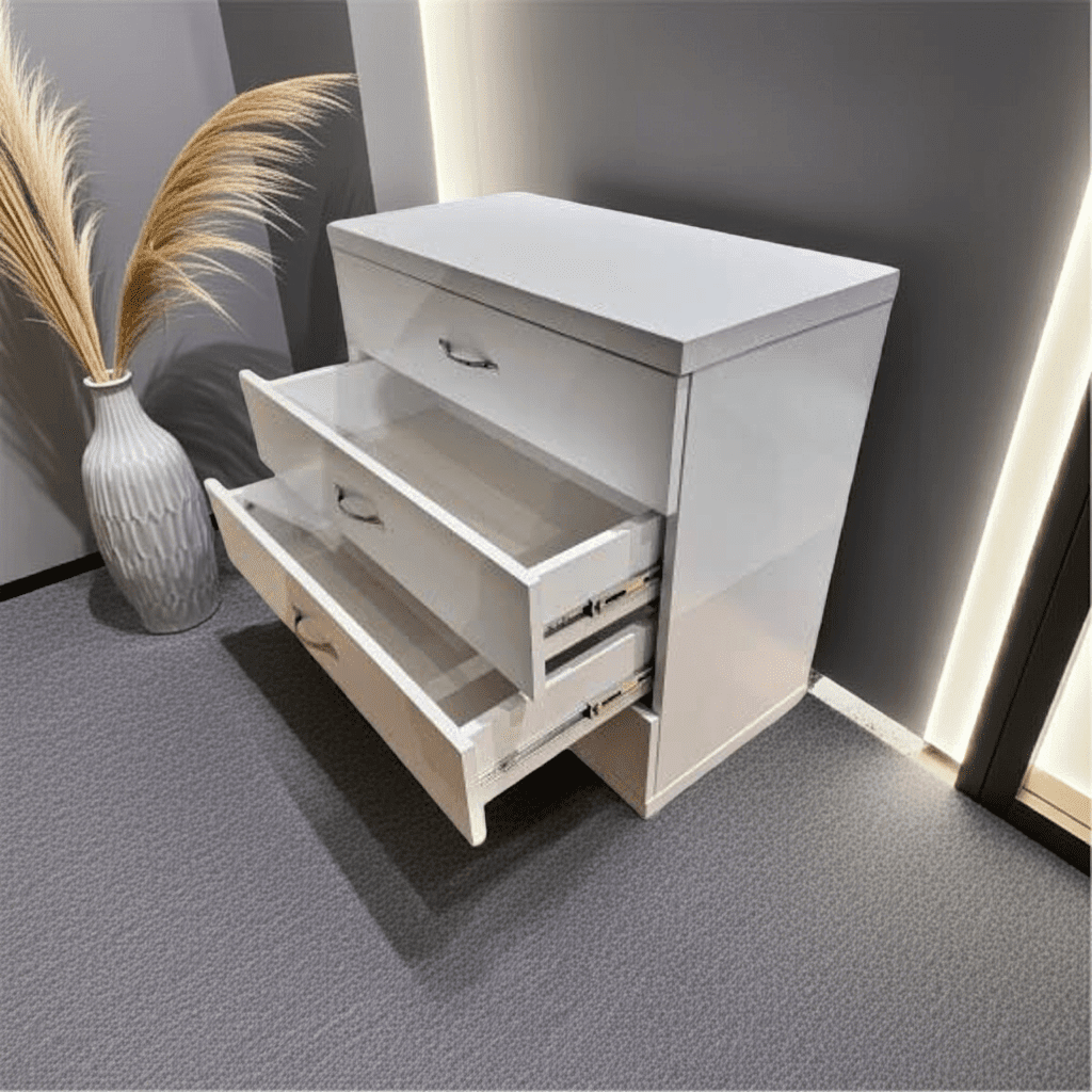 Comodă albă cu 4 sertare, mânere cromate, design clasic, capac și fund dublu din PAL 8681SM D36